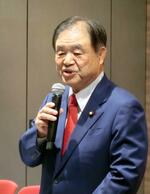 　職員に向けて新年のあいさつをする日本スポーツ協会の遠藤利明会長＝５日、東京都新宿区