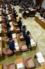 　自民党派閥裏金事件を巡り、旧安倍派会計責任者の参考人招致を野党の賛成多数で議決した衆院予算委。手前は退席した公明党議員の席＝３０日午前