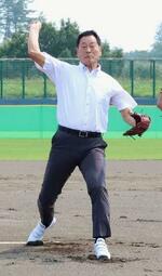　「第６回全国５００歳野球大会」の始球式を務める中畑清さん＝１３日午前、秋田県大仙市