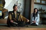 　ドラマ「ＳＨＯＧＵＮ　将軍」より。真田広之さん（左）とアンナ・サワイさん（（Ｃ）Ｃｏｕｒｔｅｓｙ　ｏｆ　ＦＸ　Ｎｅｔｗｏｒｋｓ）