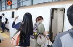　福井駅のホームで、東京行きの北陸新幹線に乗り込む旅客ら＝１６日午後