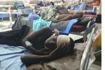 　３０日、ナイジェリア北東部の自爆テロで負傷し、病院で治療を受ける人たち（ＡＰ＝共同）