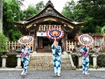 社殿前で華麗な舞を奉納する鈴の音大使たち＝１１日、鳥取市国府町宮下の宇倍神社
