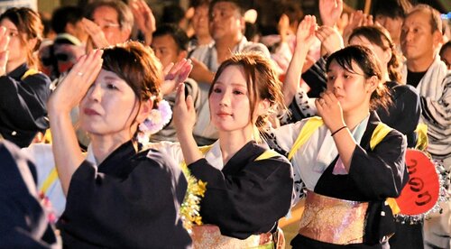 室町時代に倉吉に伝わったとされるみつぼし踊り。太鼓の音に合わせて約千人が行進した