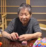 　平和な世界を願って２０年以上折り鶴を作り続ける藤原良子さん＝７月３１日、長崎県五島市