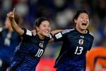 　Ｕ―２０（２０歳以下）女子Ｗ杯、準決勝のオランダ戦で先制ゴールを決め、喜ぶ松窪真心（左）＝１８日、カリ（ＡＰ＝共同）