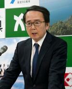 　香川県庁で記者会見する池田豊人知事＝２５日午後