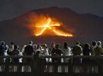 　京都の伝統行事「五山送り火」で、夜空に浮かび上がった「大」の文字＝１６日夜