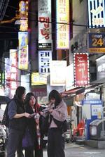 　性売買の温床とされる繁華街のカラオケ店を巡回する「相談所」のスタッフ＝３月２８日、ソウル（撮影・金民熙、共同）