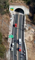 　車両火災があった広島県の国道２号東広島バイパス大山トンネル付近＝２３日午後１時２９分（共同通信社ヘリから）