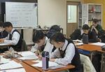 　熊本インターナショナルスクールで授業を受ける生徒＝１月、熊本市
