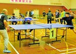 白熱した試合を展開する参加者たち＝１８日、新温泉町湯の健康公園体育館