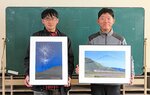 イベントで「伯備線写真展」を開く若手アマチュアカメラマンの２人