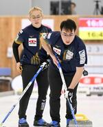 　カーリングの日本混合ダブルス選手権２次リーグでプレーする小穴桃里（左）、青木豪組＝稚内市みどりスポーツパーク（（Ｃ）ＪＣＡ／Ｈ．ＩＤＥ）