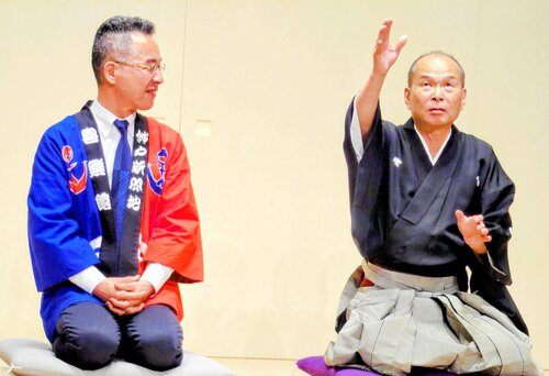 開館５周年記念公演の概要を説明する笑福亭仁智上方落語協会会長（右）と支配人の伊藤文隆ＡＢＣアナ＝神戸新開地・喜楽館