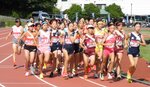 一斉にスタートするくらよし女子駅伝１区ランナー＝１３日、鳥取県倉吉市の市営陸上競技場