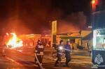 　１５日、ロシア南部ダゲスタン共和国マハチカラで、ガソリンスタンド爆発による火災への対応に当たる消防隊員（タス＝共同）
