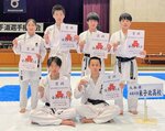 男子団体組手５人制で準優勝を飾った米子北の選手ら＝鳥取県立武道館