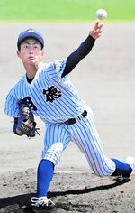 高知大会決勝で３点を失うも被安打５で完投した２年生左腕の池崎＝高知市の春野球場（高知新聞社提供）