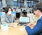 システムの使用方法を確認する職員ら＝２５日、大山町役場本庁舎