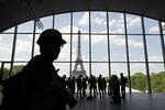 　報道陣に公開された柔道・レスリング会場。ラウンジからはエッフェル塔も見える＝６月、パリ