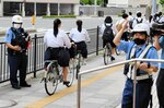 ＪＲ鳥取駅近くで行われた自転車指導取り締まり。イヤホン着用や並走が厳しく取り締まられた＝２１日、鳥取市東品治町