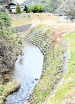 堤防を整備する緊急対策案が示された美の谷川の右岸＝１９日、香美町香住区油良