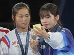 　パリ五輪のボクシング女子５４キロ級の表彰式で記念撮影する韓国の林エジ（右）と北朝鮮のパン・チョルミ＝８日、パリ（聯合＝共同）