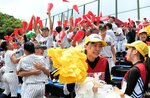 九回裏、大逆転で甲子園出場が決まり、涙と歓喜が入り交じる鳥取城北スタンド＝２５日、鳥取市のヤマタスポーツパーク野球場