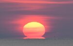 美保湾に出現した「だるま朝日」＝１３日午前５時３８分、鳥取県境港市佐斐神町から撮影