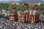 　「春の高山祭」が始まり、詰めかけた観光客＝４月、岐阜県高山市