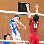 男子決勝・鳥取育英―米子工　鳥取育英は第２セット、谷口（左）がスパイクを決めて１０―５と点差を広げる＝倉吉体育文化会館