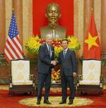 　バイデン米大統領（左）と握手するベトナムのボー・バン・トゥオン国家主席＝９月、ハノイ（共同）