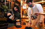 おいしいコーヒーの入れ方を実践で学ぶ参加者＝１日、鳥取市瓦町のまぁるいコーヒー