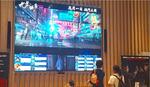 　香港の映画館入口で「九龍城寨之囲城」の予告編に見入る人々