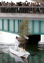 　大阪市中心部を流れる堂島川で、多くの見物客が見守る中行われた天神祭の「鉾流神事」＝２４日午前