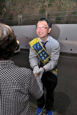 有権者と握手を交わす岡田候補＝２６日、鳥取市面影