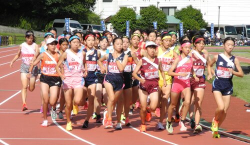 一斉にスタートするくらよし女子駅伝１区ランナー＝１３日、鳥取県倉吉市の市営陸上競技場