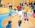 さまざまな段ボール製の遊具を楽しむ子どもたち（２０２３年の様子）