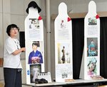 亡くなった娘とその友人らのパネルを示しながら語る由利子さん＝２０日、鳥取市湖山町南４丁目の鳥取大