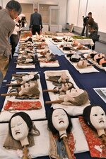 大小さまざまな人形の頭＝３０日、鳥取市上町の鳥取市歴史博物館やまびこ館