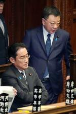 　衆院本会議で松野官房長官（右）に対する不信任決議案の審議に臨む岸田首相＝１２日午後