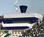 　１９６４年１０月１０日、東京五輪の開会式で聖火台に点火する坂井義則さん＝国立競技場
