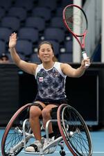 　車いすの部女子シングルス準決勝で勝利し声援に応える上地結衣＝メルボルン（共同）