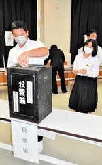 用紙に記載後、投票箱に１票を入れる生徒＝２５日、新温泉町細田の夢が丘中