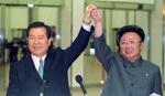 　２０００年６月、南北共同宣言の署名前、手を握り合う韓国の金大中大統領（左）と北朝鮮の金正日総書記＝平壌の百花園迎賓館（韓国取材団・共同）