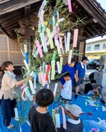 願い事を書いた短冊をササに取り付ける実行委のメンバーや子どもら＝２日、米子市内町の宇気河口神社