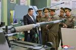 　国防科学院で兵器を視察する北朝鮮の金正恩朝鮮労働党総書記（左端）＝２８日（朝鮮中央通信＝共同）