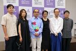 　第１９回ベネチア・ビエンナーレ国際建築展の日本館キュレーターに選ばれた建築家の青木淳さん（左から３人目）と出品作家ら＝１１日午後、東京都内