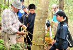 前田事務局長（左）に指導を受けながらコース上の難所にロープを設置する生徒たち＝７月１０日、鳥取市三山口